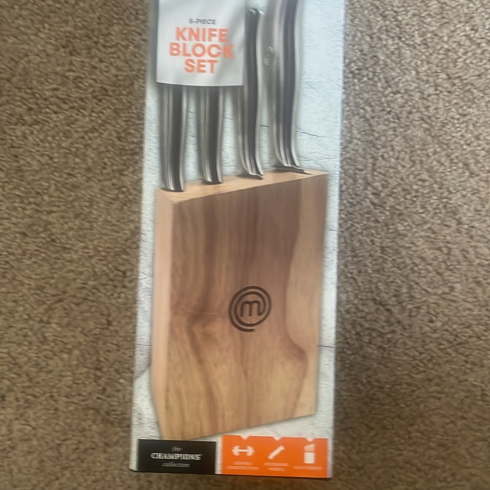 BNIB Master Chef 5 pcs knife block set